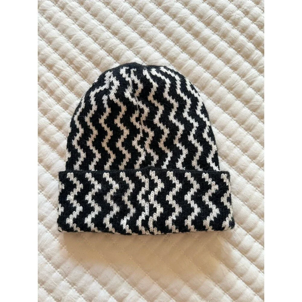Black and White Geometric PatteBlack and White Geometric Pattern Knit Beanie Hat